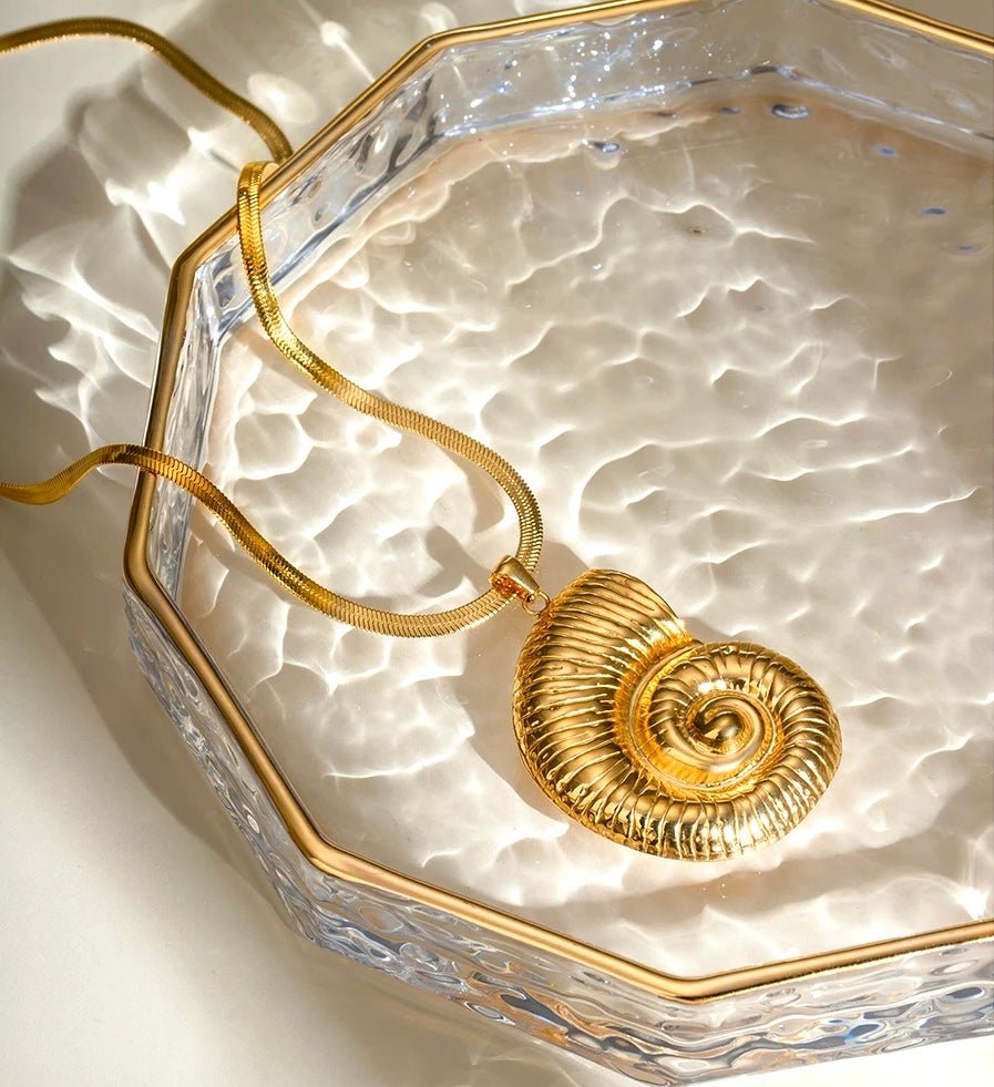 Guld halskæde med konkylievedhæng