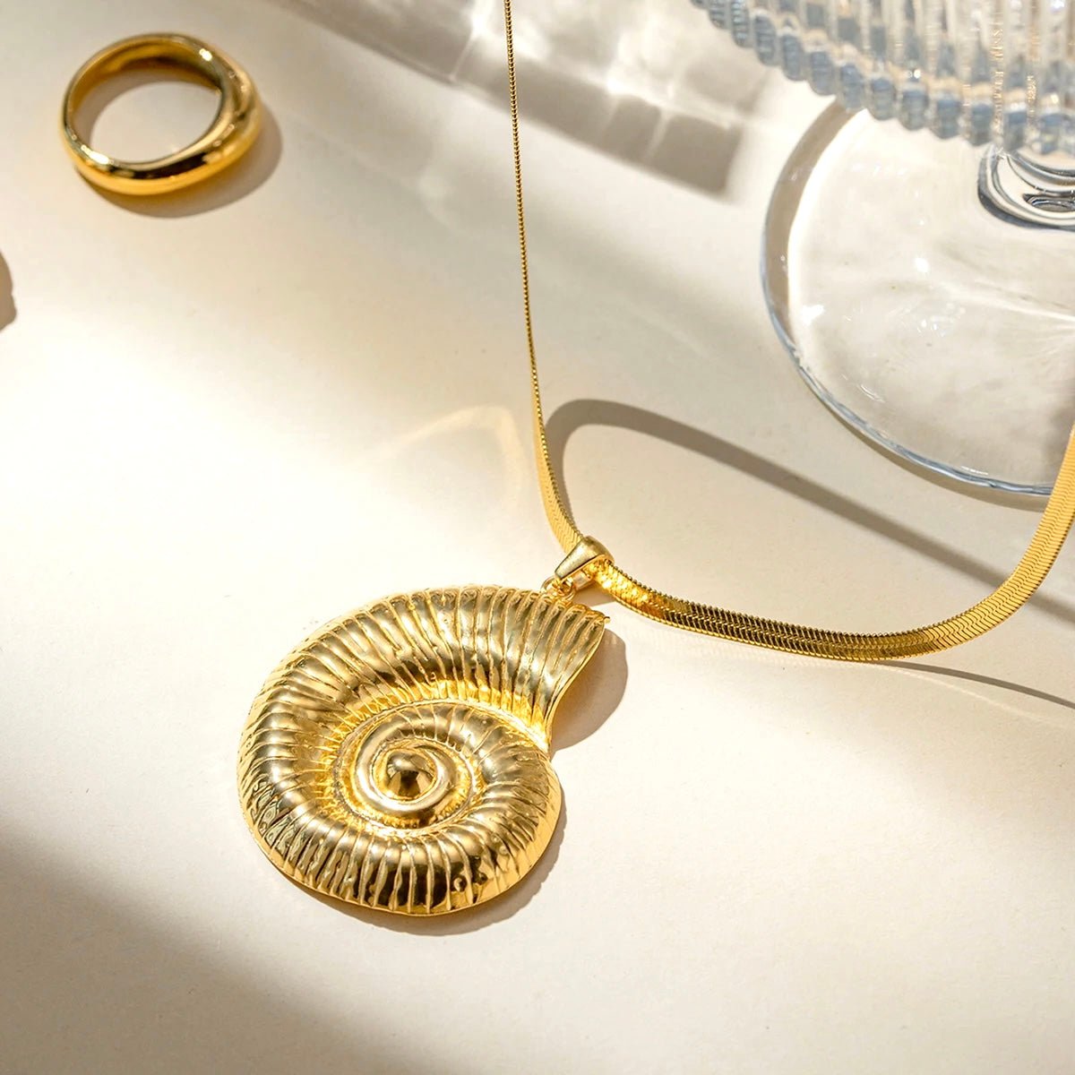 Guld halskæde med konkylievedhæng