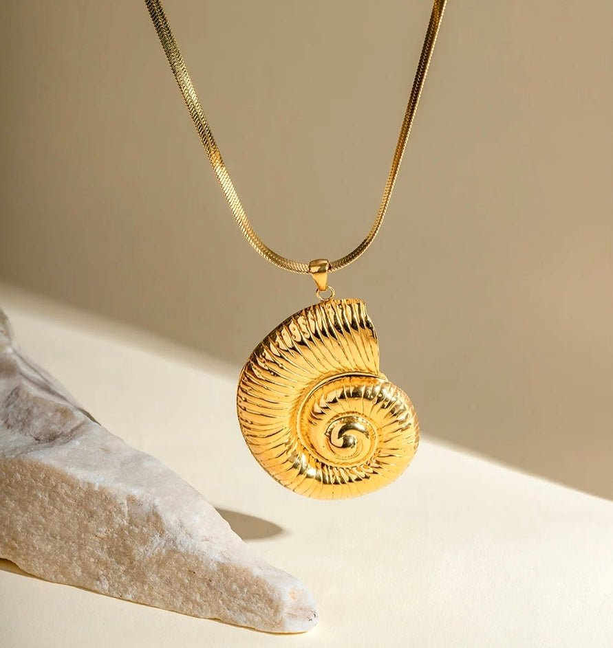 Guld halskæde med konkylievedhæng