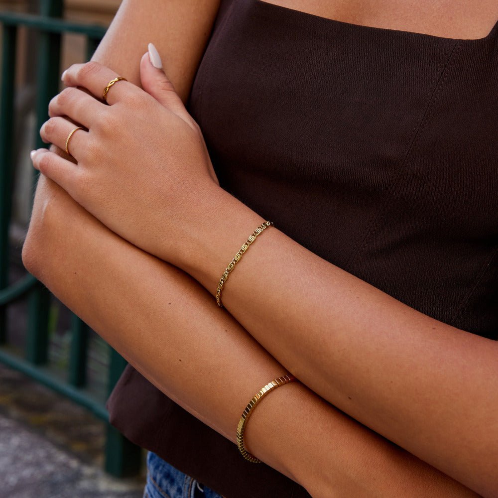 Armbånd med guldsvirvelkæde