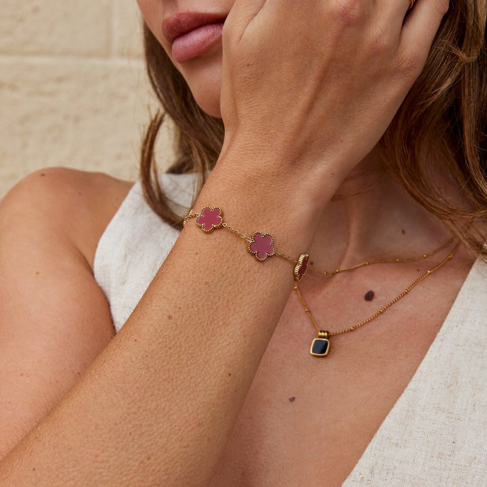 Geluksarmband met rood klavertje.