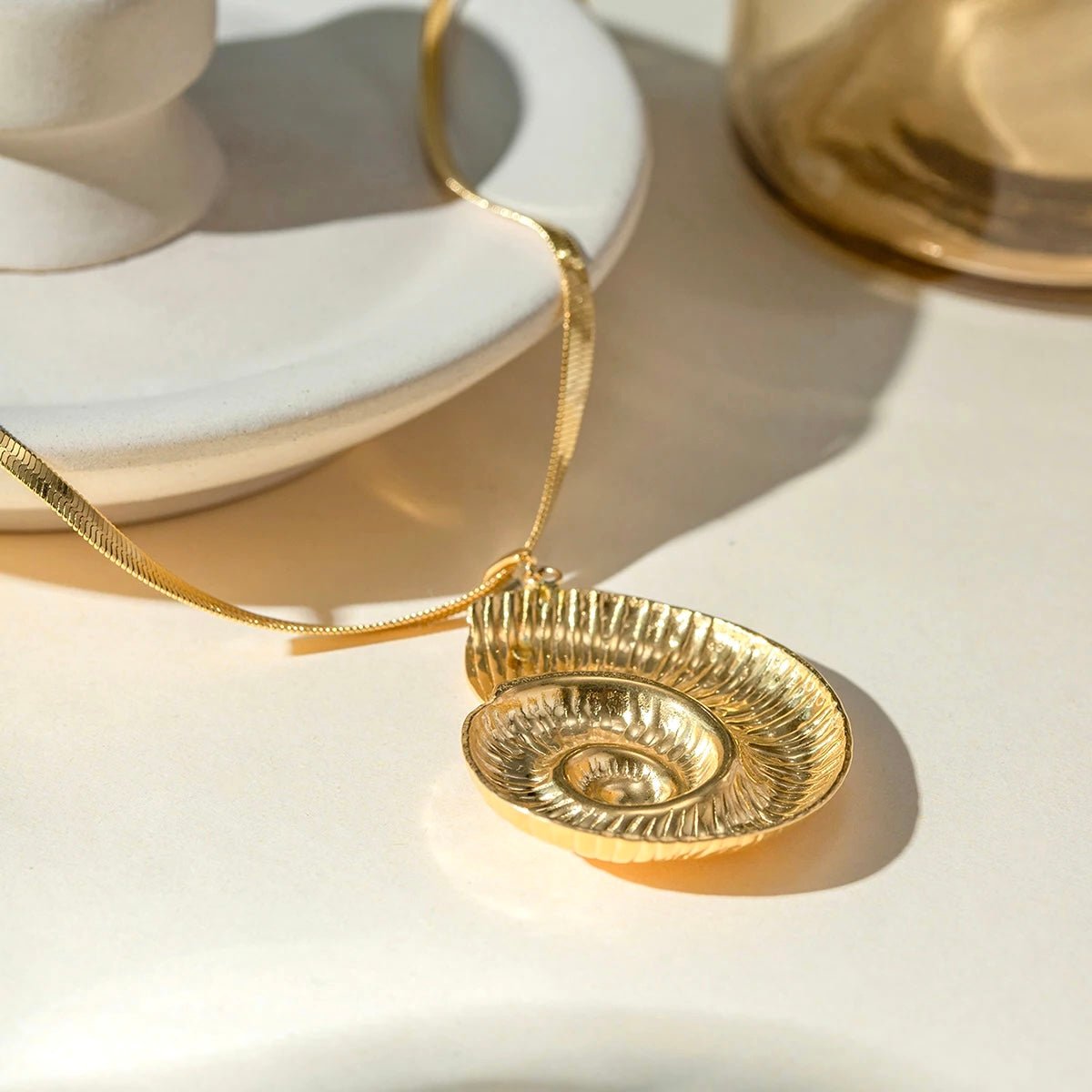 Guld halskæde med konkylievedhæng